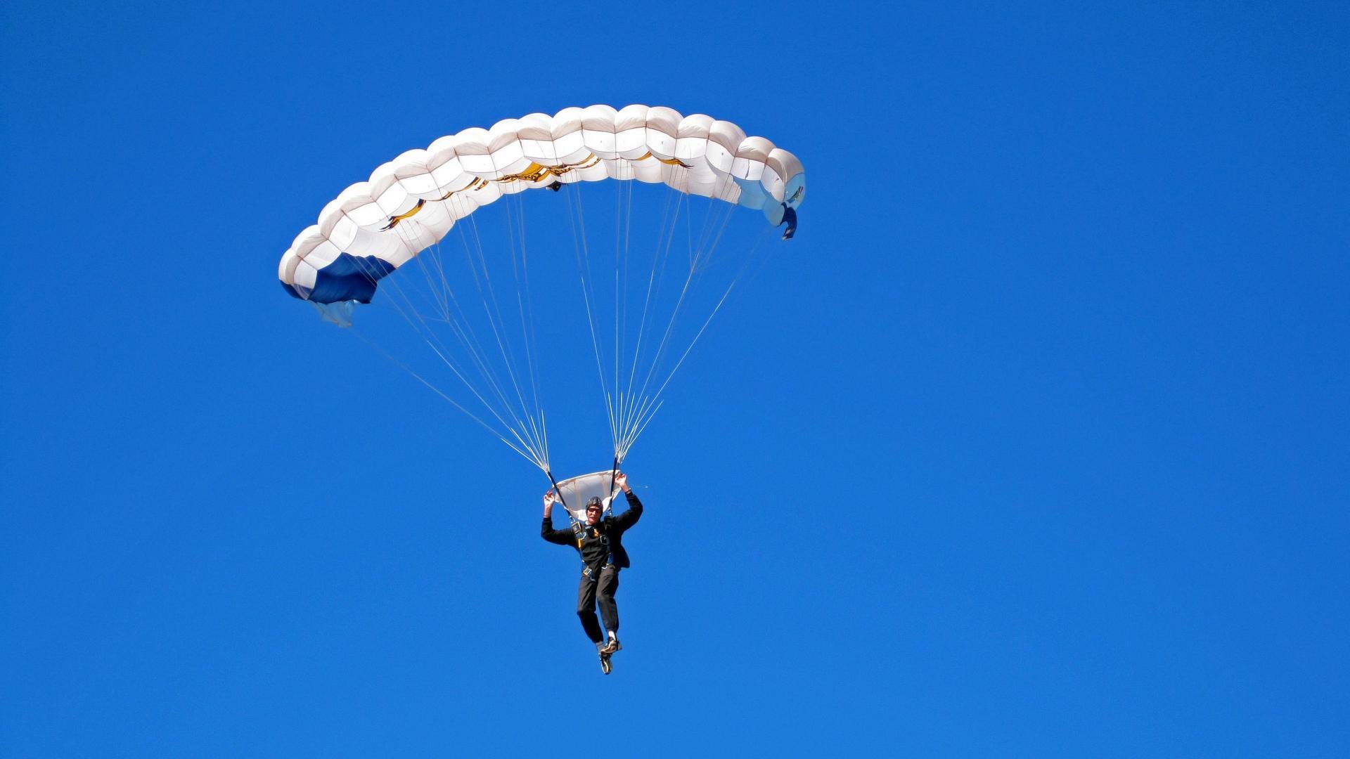 “豪车狂飙风云再起”——巅峰豪车争霸赛最燃一幕，豪车飙车电影